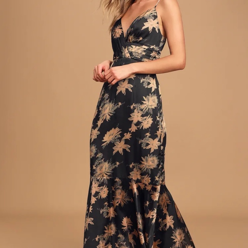 NWT LULUS Black Floral Print Pleated Maxi Dress